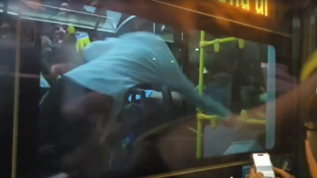 אוהדי בית"ר תקפו נהגי אוטובוס