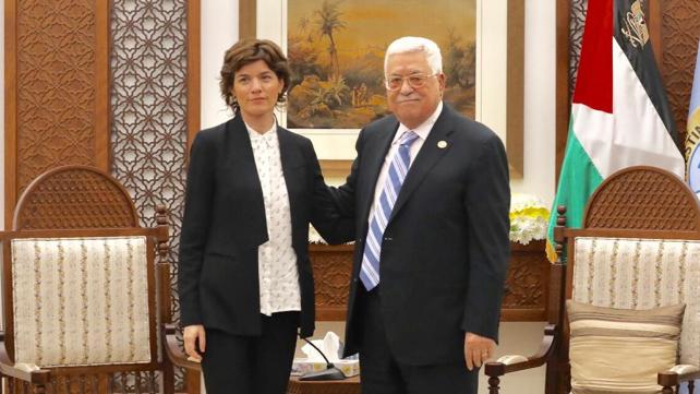 מפגינות עם דגלי פלסטין 