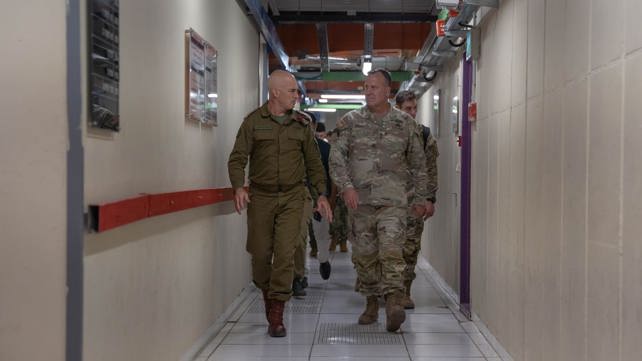 מפקד פיקוד המרכז בצבא ארצות הברית, מייקל קורילה עם מפקד פיקוד צפון