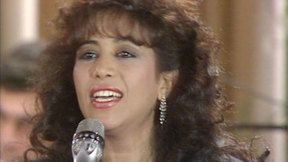 עפרה חזה. 1985
