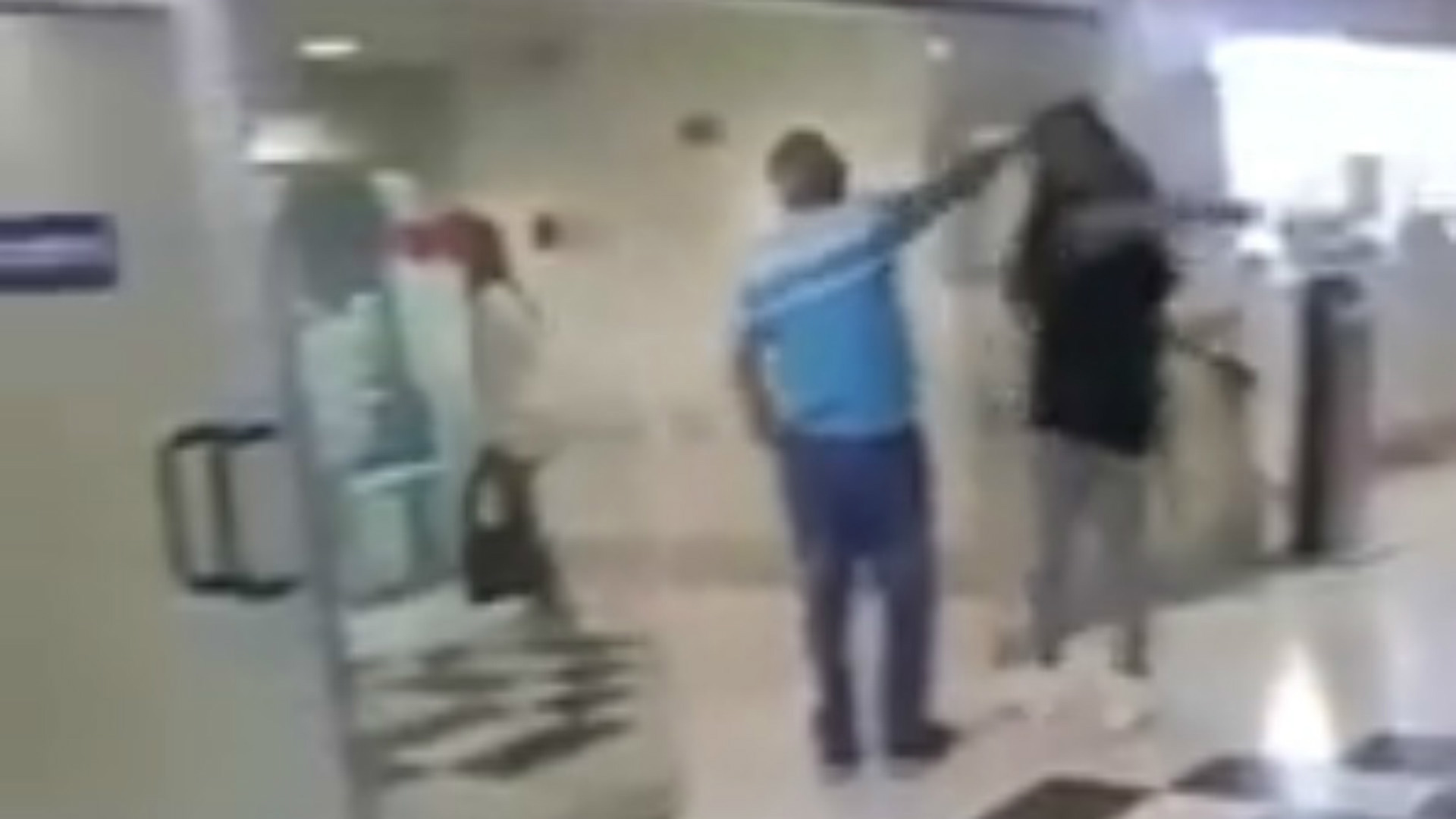אליה קדוש סוטרת לנהג המונית