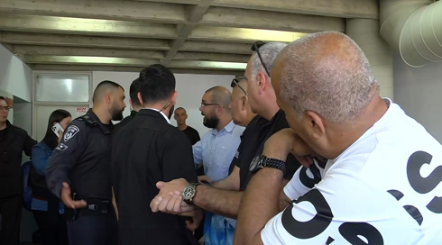 מהומה בבית המשפט: מחאה נגד השוטר שירה למוות ביעקוב טוחי ביפו