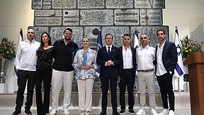 נשיא המדינה יצחק הרצוג ורעייתו מיכל יחד עם מקבלי ״אות נשיא המדינה לגבורה אזרחית״