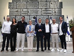 נשיא המדינה יצחק הרצוג ורעייתו מיכל יחד עם מקבלי ״אות נשיא המדינה לגבורה אזרחית״