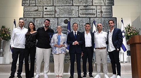 נשיא המדינה יצחק הרצוג ורעייתו מיכל יחד עם מקבלי ״אות נשיא המדינה לגבורה אזרחית״
