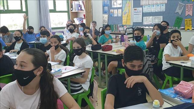 ילדים בכיתה עם מסכות 17.5.20