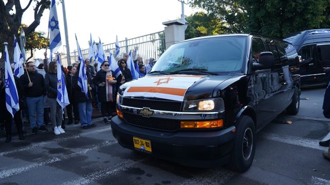 מסע הלוויתם של שירי, אריאל וכפיר ביבס
