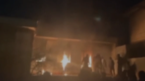 מתוך תיעוד שבו נראה מבנה של מפקדת בסיג' במערב איראן עולה באש 