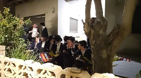 חרדים הפגינו ברחבי הארץ ופרצו לבית מפקד המשטרה הצבאית