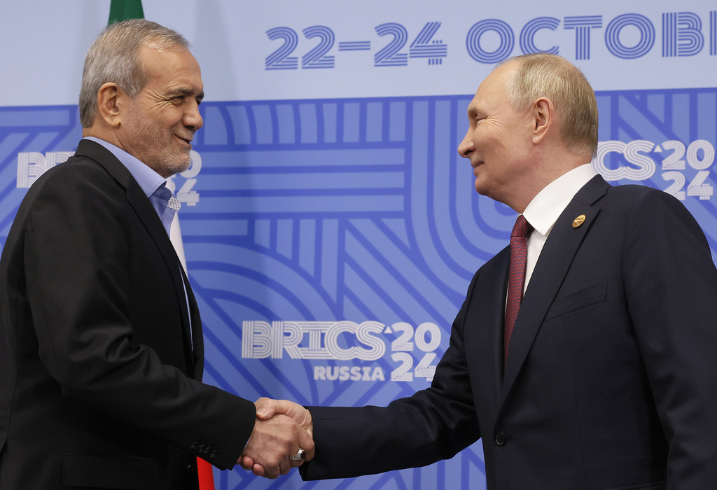 נשיאי איראן ורוסיה ולדימיר פוטין ומסעוד פזשכיאן