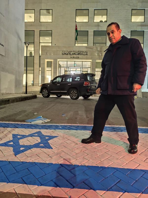 בכיר ירדני דורך על דגל ישראל