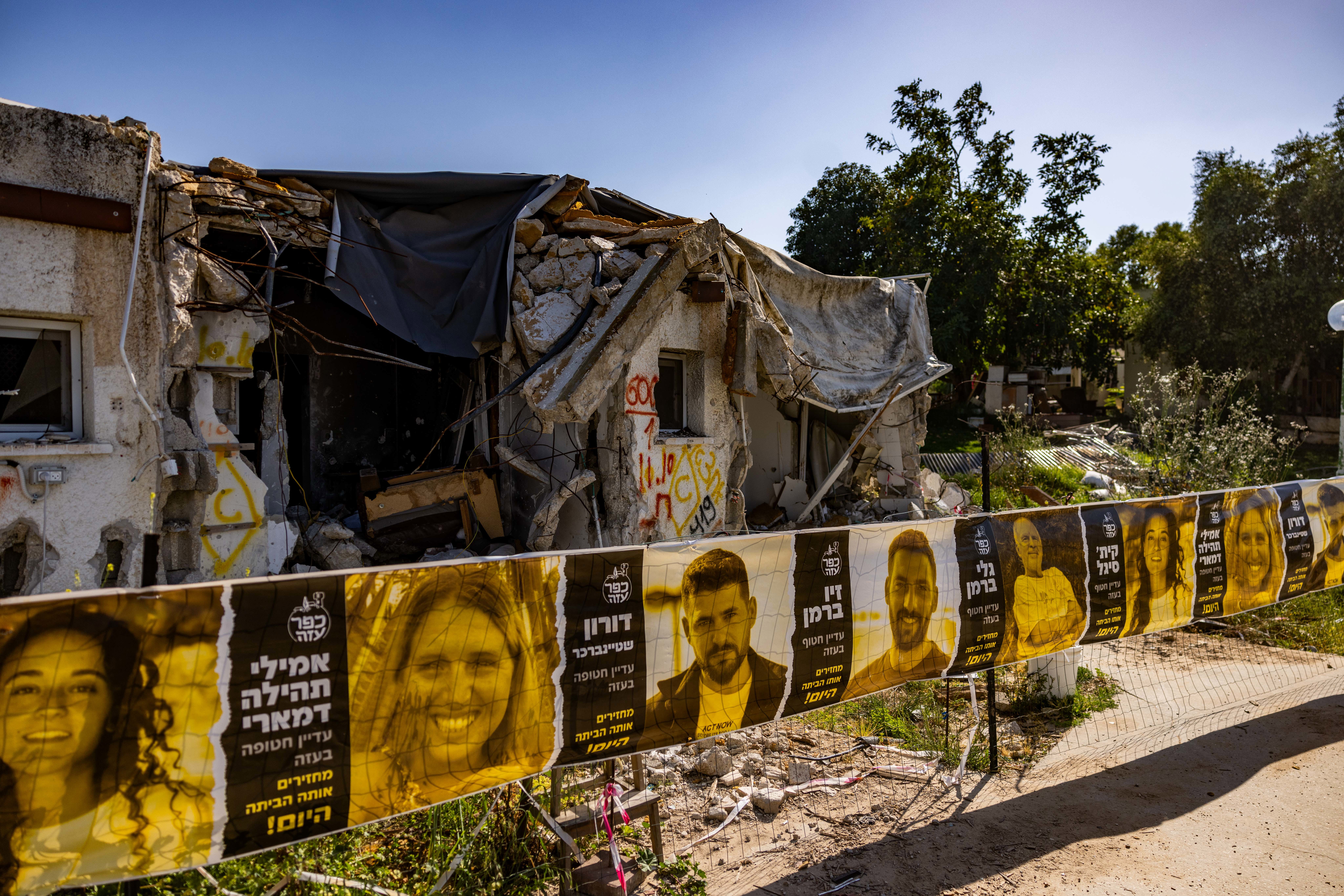 תמונות של חטופים בכפר עזה