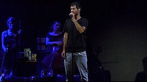 שורד השבי שגיא דקל חן מופיע עם השירים שכתב בעזה - בקיבוץ ממנו נחטף