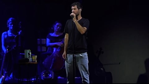 שורד השבי שגיא דקל חן מופיע עם השירים שכתב בעזה - בקיבוץ ממנו נחטף