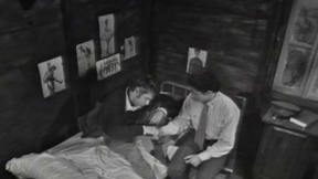 שני חברים מדברים בחדר השינה. 1972