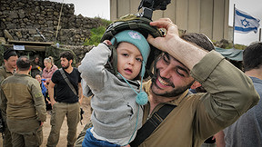 מיכאל גלעדי, פלאש 90