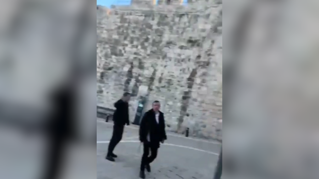נערים יהודים יורקים על איש דת נוצרי