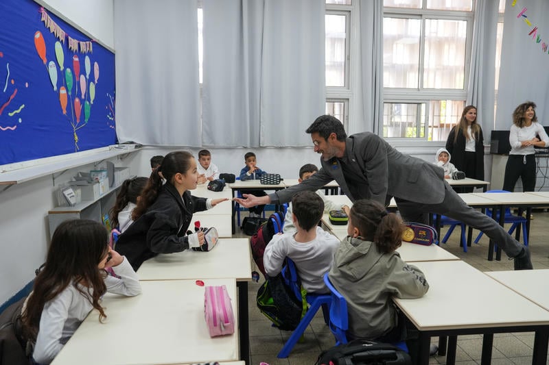 ראש עיריית קריית שמונה אביחי שטרן בבית ספר בעיר, מרץ 2025