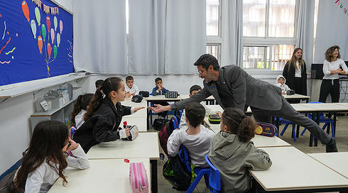 ראש עיריית קריית שמונה אביחי שטרן בבית ספר בעיר, מרץ 2025