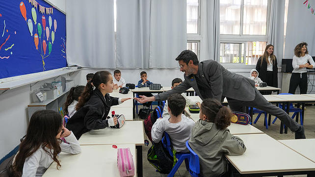 ראש עיריית קריית שמונה אביחי שטרן בבית ספר בעיר, מרץ 2025