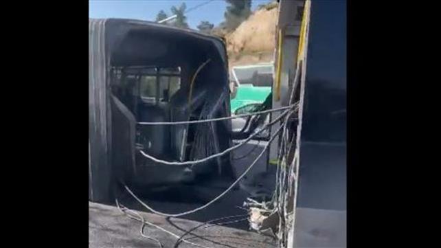 אוטובוס אגד נחצה לשניים