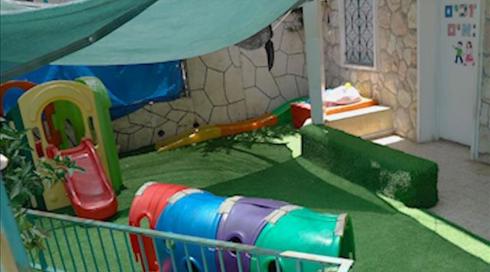 "עמדתי בכניסה וראיתי אותה מטלטלת אותו": חשד להתעללות בפעוטון בחדרה