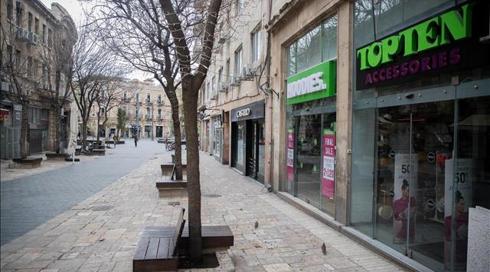 קבינט הקורונה אישר: מספר השוהים בחנויות הרחוב יוגדל ל-10