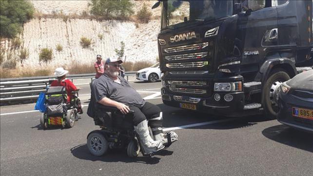 נכים חוסמים את כביש 1 בשער הגיא