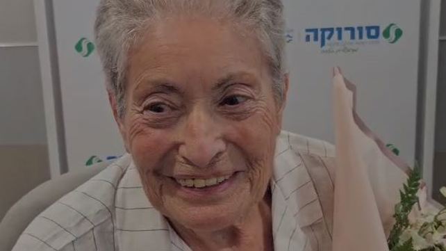 אלמה אברהם | אחרי אשפוז ארוך: אלמה בת ה-85 ששוחררה מהשבי שבה הביתה