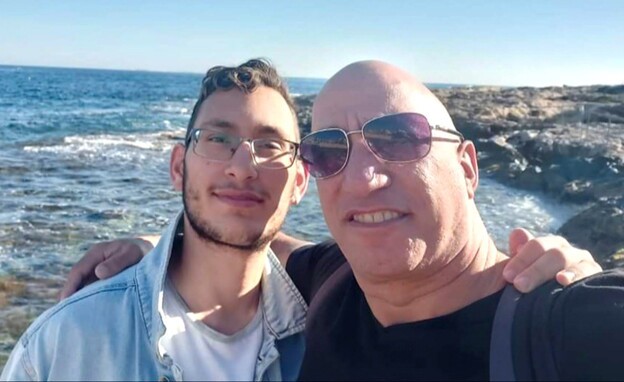 תמיר נמרודי (משמאל) לצד אביו