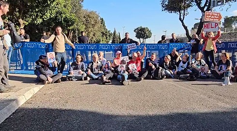 חמישה בני אדם נעצרו לאחר שחסמו את הכניסות הרכובות לכנסת
