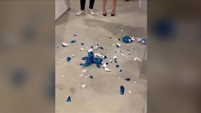 מבקרת אומנות שברה פסל כלב מבלון של ג'ף קונס, פברואר 2023