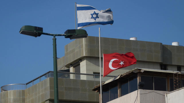 דגל טורקיה בשגרירות טורקיה בת"א בחצי התורן, היום