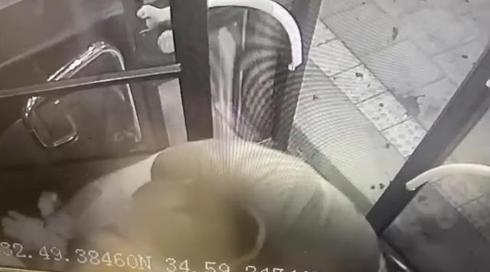 תופס וחובט בו באגרופים: תיעוד תקיפת נהג מטרונית בחיפה