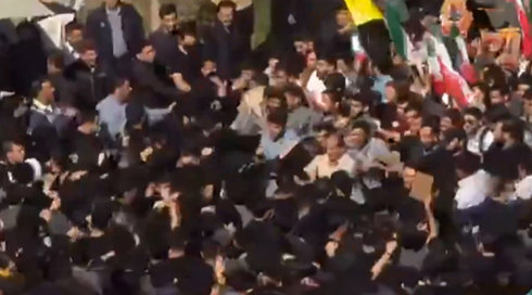 איראן בוערת מבפנים: יום שלישי למחאות הסטודנטים בצל האיום האמריקני