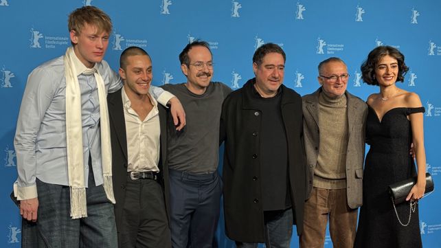 מכנס (שלישי משמאל) וצוות השחקנים בברלין, אמש