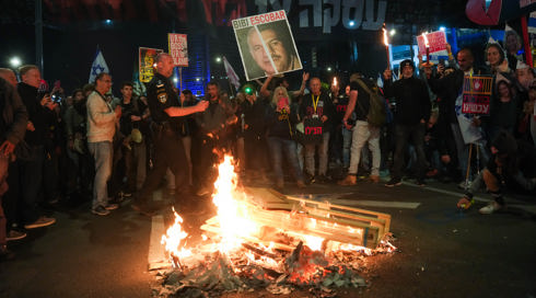 המשטרה מתכוונת לחקור את חברת הכנסת לזימי בגלל השתתפות בהצתת מדורה בהפגנה