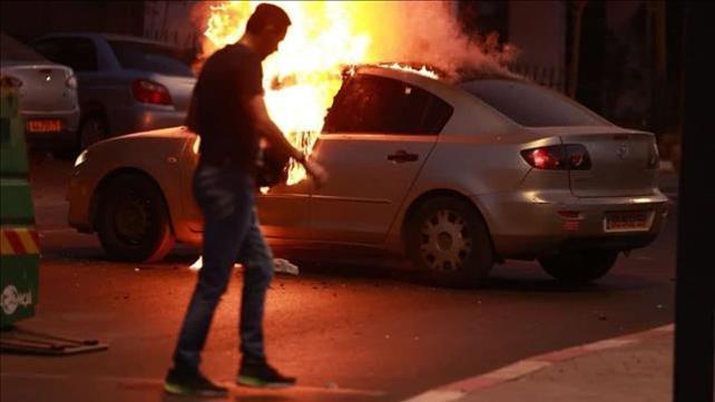 اضرام النار في سيارة الشرطة باللد 