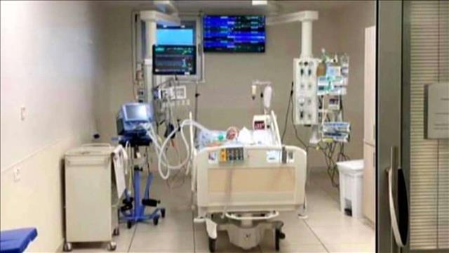 תיעוד בלעדי: החשוד בתקיפת אשתו מנסה להיכנס לחדרה בביה"ח