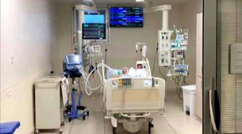 תיעוד בלעדי: החשוד בתקיפת זוגתו מנסה להיכנס לחדרה בביה"ח