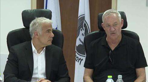 "לפיד לא יכול": גנץ בקמפיין נגד רה"מ - ששומר על שתיקה
