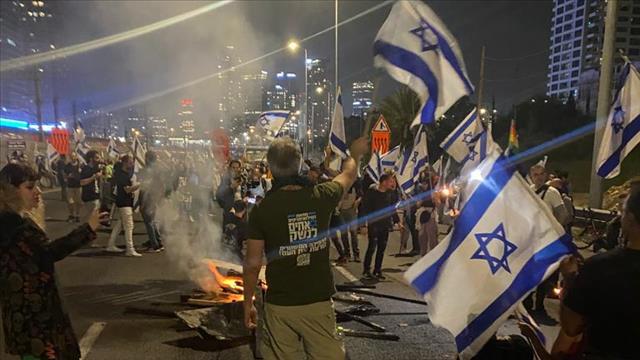מפגינים נגד הרפורמה חוסמים את איילון במחלף ההלכה 15.04.23
