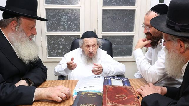 הרב דב לנדו (במרכז) עם יוזמי "כלא אלף"