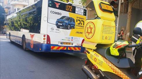 הולכת רגל כבת 40 נהרגה מפגיעת אוטובוס בת"א