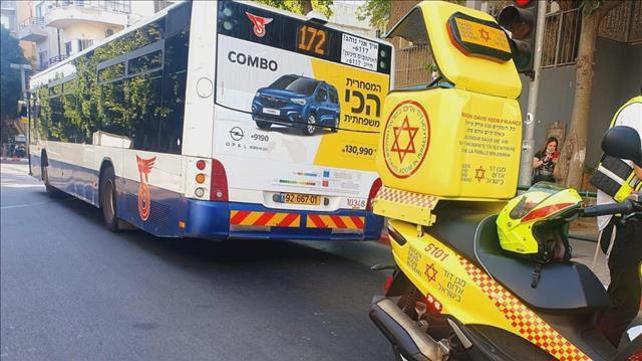 הולכת רגל נהרגה מפגיעת אוטובוס