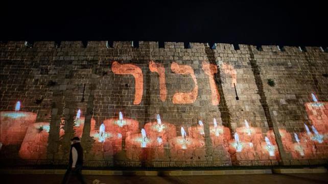 חומת העיר העתיקה בירושלים בערב יום הזיכרון לחללי מערכות ישראל ונפגעי פעולות האיבה, 27 באפריל 2020