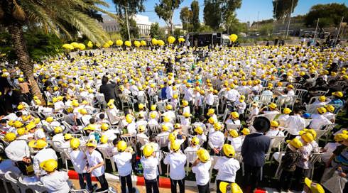 במחאה על מעצר עריקים: ילדים מ"עטרת שלמה" בעצרת מול כלא 10