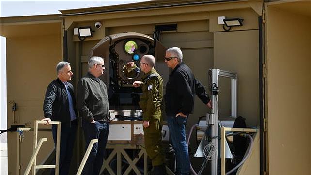 גנץ בסיור במערכת הלייזר