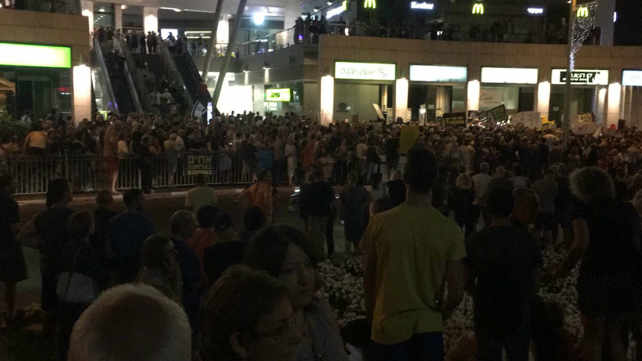 מפגינים סמוך לביתו של היועמ"ש מנדלבליט, הערב בפ"ת