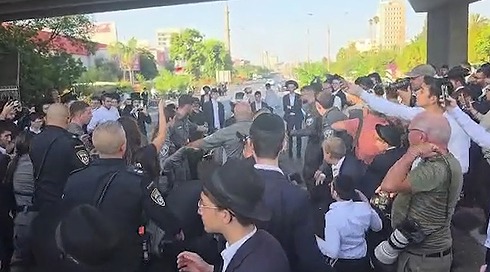 מחאות החרדים: כביש 4 נחסם לתנועה, צפי להפגנות גם בבירה